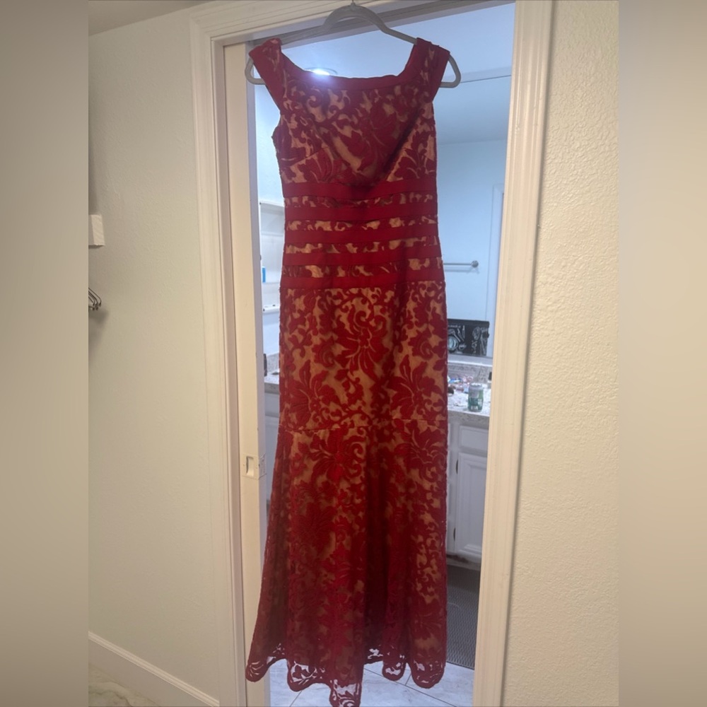 Red formal dress lace elegant size 4